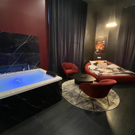 Legend Majestic Superbe Love Room - Jacuzzi - Champagne - Romantisme - Parking Prive Mâcon Buitenkant foto